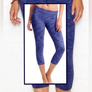 ATHLETA CHATURANGA ENERGY MID RISE CAPRI LEGGING SPACE DYE BLUE   M